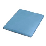 Prześcieradło satynowe bez gumki w kolorze błękitnym, rozłożone na płaskiej powierzchni. Wymiary 200x220 cm. Gładka, błyszcząca faktura materiału, bez widocznych napisów czy zdobień. Idealne do sypialni, na jednolitym tle.