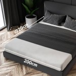 Prześcieradło satynowe bez gumki w kolorze niebieskim, o wymiarach 200x220 cm. Produkt leży na łóżku z ciemnoszarym materacem, z widocznymi poduszkami w odcieniach szarości, na tle drewnianej podłogi. Tekstura satynowa, błyszcząca, z jasnym obszyciem.