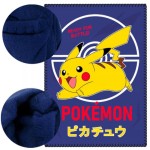 Polarowy kocyk dziecięcy 100x140 cm z wizerunkiem Pikachu na niebieskim tle. Niebieska faktura, kolorystyczne akcenty żółte i czerwone, widoczny napis „POKÉMON” oraz hasło „READY FOR BATTLE”. Rozłożony na płasko, zbliżenie na fakturę materiału.