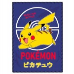 Polarowy kocyk dziecięcy 100x140 cm w kolorze niebieskim z motywem Pikachu. Na tle z logo Pokémon znajduje się napis READY FOR BATTLE! oraz postać Pikachu. Kocyk leży płasko, na gładkim białym tle, bez widocznych dodatkowych elementów.