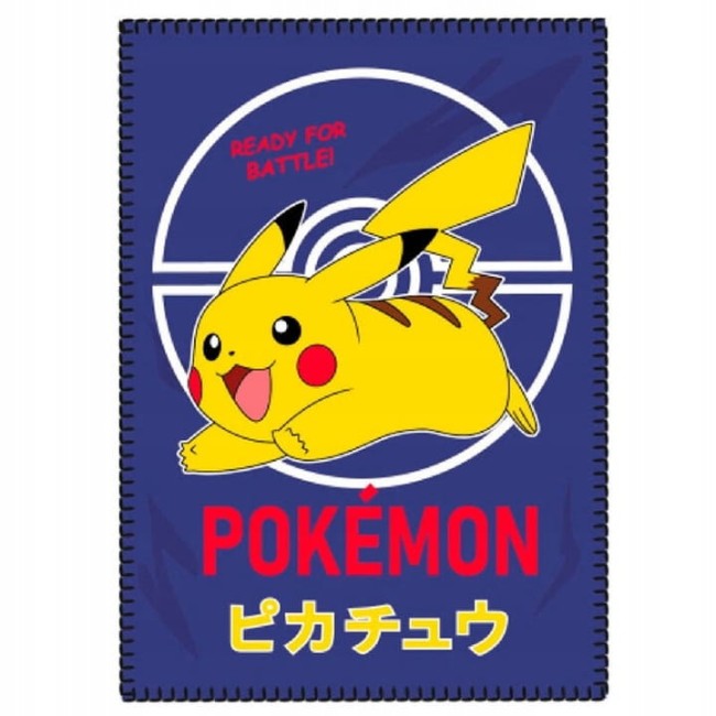 Polarowy kocyk dziecięcy 100x140 cm w kolorze niebieskim z motywem Pikachu. Na tle z logo Pokémon znajduje się napis READY FOR BATTLE! oraz postać Pikachu. Kocyk leży płasko, na gładkim białym tle, bez widocznych dodatkowych elementów.