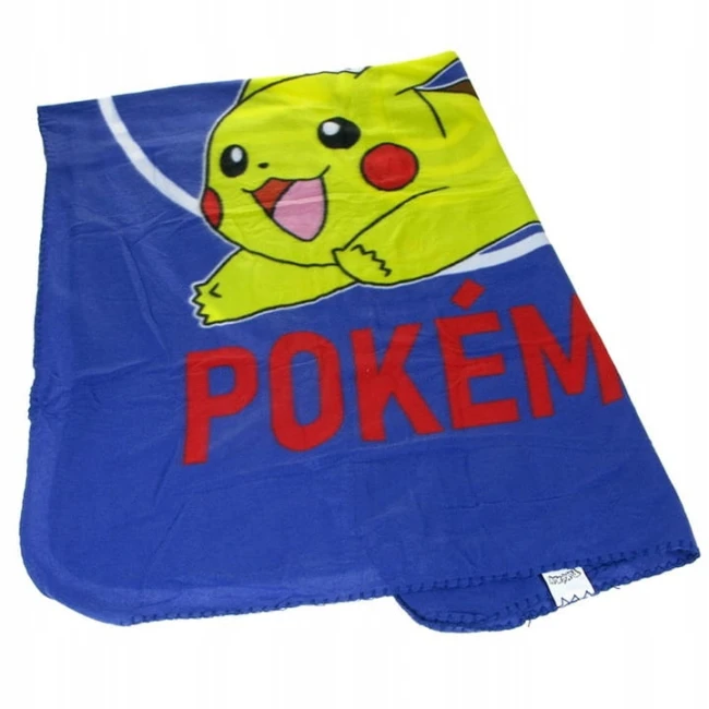 Kocyk dziecięcy polarowy 100x140 cm w kolorze niebieskim, z wizerunkiem Pikachu i napisem POKÉM. Produkt leży na gładkim tle, zbliżony kąt ujęcia, uwidaczniający fakturę materiału oraz detale nadruku.