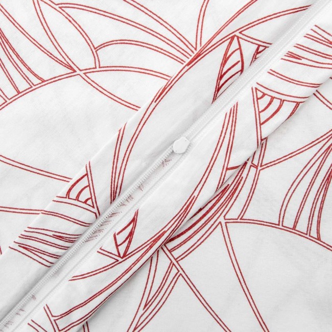 Pościel bawełniana 160x200 Cottonlove Exclusive Lenny, z zamkiem błyskawicznym, na białym tle z abstrakcyjnym, czerwonym wzorem. Zbliżenie na detal, ukazujący strukturę tkaniny i element zamknięcia.