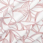 Pościel bawełniana 160x200 w kolorze białym z delikatnym, ceglanym wzorem roślinnym. Widok z góry, leżąca, ukazująca miękką fakturę materiału. Wzór jest stonowany i subtelny, idealny do aranżacji sypialni.