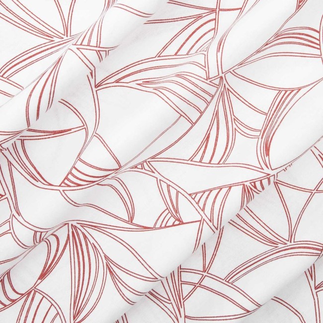 Pościel bawełniana 160x200 w kolorze białym z delikatnym, ceglanym wzorem roślinnym. Widok z góry, leżąca, ukazująca miękką fakturę materiału. Wzór jest stonowany i subtelny, idealny do aranżacji sypialni.