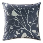Poszewka dekoracyjna 43x43 cm w granatowym kolorze z białym wzorem przedstawiającym gałęzie drzew i ptaki. Ułożona na płasko, z wyraźną fakturą materiału. Idealna do aranżacji wnętrz w czasie świąt.
