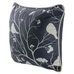 Poszewka dekoracyjna 43x43 cm w kolorze granatowym, z białym wzorem ptaków i gałęzi. Produkt widoczny z boku, z wyraźnym obszyciem. Idealny do świątecznych aranżacji wnętrz, na ciemnym tle. Tekstura miękka i przyjemna w dotyku.