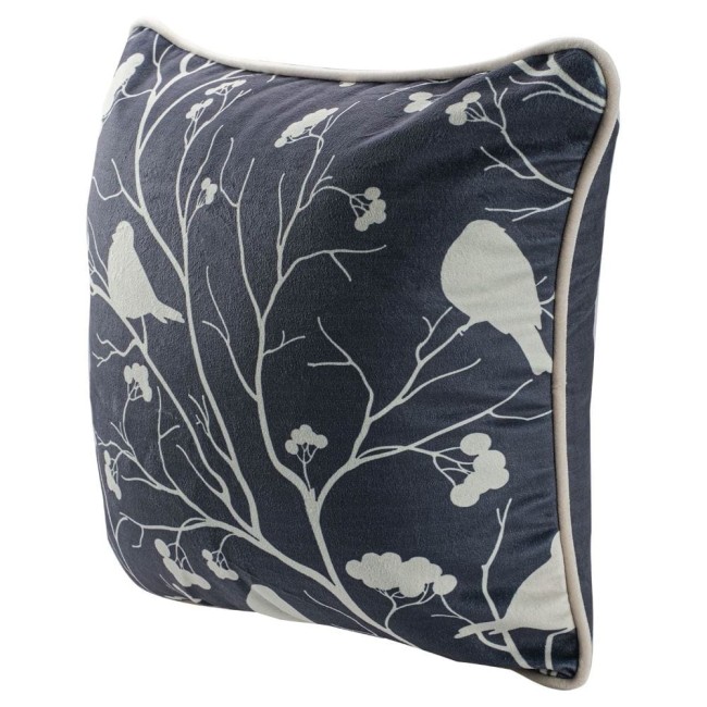 Poszewka dekoracyjna 43x43 cm w kolorze granatowym, z białym wzorem ptaków i gałęzi. Produkt widoczny z boku, z wyraźnym obszyciem. Idealny do świątecznych aranżacji wnętrz, na ciemnym tle. Tekstura miękka i przyjemna w dotyku.