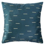 Poszewka dekoracyjna 40x40 cm w kolorze ciemnym błękitu, wykonana z miękkiego materiału, z wytłoczonym wzorem w formie poziomych, jasnych pasków. Produkt leży na płaskiej powierzchni, prezentując przód poszewki.