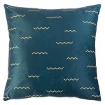 Poszewka dekoracyjna 40x40 o intensywnym błękitnym tle, pokryta wzorem w złote zygzaki. Produkt leżący na prostym tle, z widocznymi zaokrąglonymi rogami. Materiał gładki, połyskujący, bez dodatkowych zdobień czy guzików.