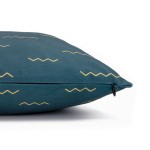 Poszewka dekoracyjna 40x40 cm w kolorze błękitnym z żółtym wzorem w zygzak. Ujęcie z boku, pokazujące zamknięcie na suwak. Materiał o gładkiej fakturze, leżąca na jasnym tle, idealna do aranżacji wnętrz.