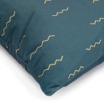 Poszewka dekoracyjna 40x40 cm w kolorze ciemnozielonym, z nadrukiem w postaci zygzaków w odcieniu złotym. Produkt leży na białym tle, ukazując gładką powierzchnię i detale wzoru. Brak widocznych napisów lub logo.
