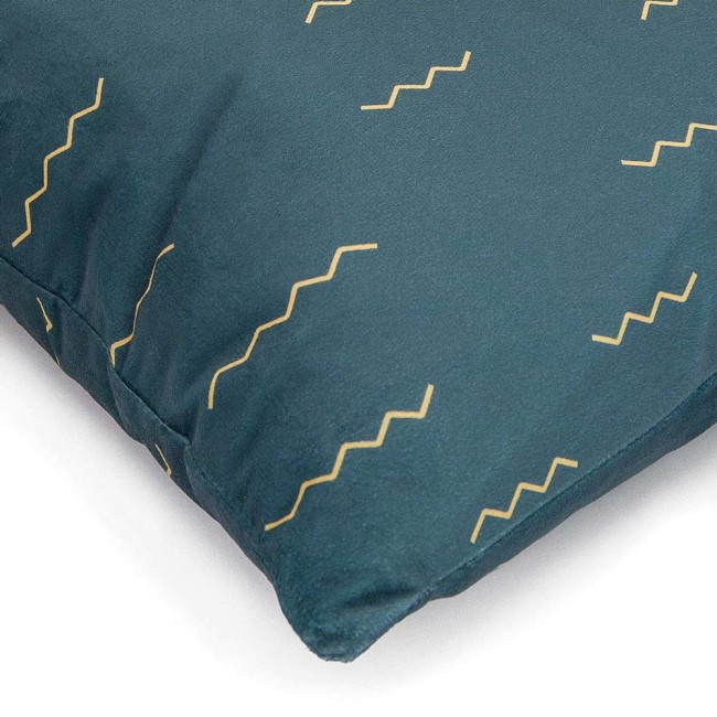 Poszewka dekoracyjna 40x40 cm w kolorze ciemnozielonym, z nadrukiem w postaci zygzaków w odcieniu złotym. Produkt leży na białym tle, ukazując gładką powierzchnię i detale wzoru. Brak widocznych napisów lub logo.