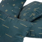 Poszewka dekoracyjna 40x40 cm w kolorze ciemnego turkusu, z geometrycznym wzorem w odcieniach złota. Ułożona na płasko, z widocznymi detalami, takimi jak linie, fale i gwiazdki. Materiał teksturowany, nadający się do dekoracji wnętrz.