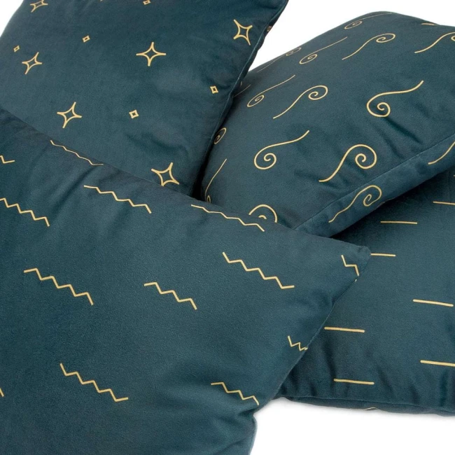 Poszewka dekoracyjna 40x40 cm w kolorze ciemnego turkusu, z geometrycznym wzorem w odcieniach złota. Ułożona na płasko, z widocznymi detalami, takimi jak linie, fale i gwiazdki. Materiał teksturowany, nadający się do dekoracji wnętrz.