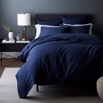 Poszewka satynowa 40x40 w ciemnym granacie, leżąca na łóżku, z widocznymi detalami o gładkiej, jedwabistej fakturze. Otoczenie to eleganckie wnętrze z nocną lampką i stolikiem nocnym, na którym znajdują się rośliny i dekoracje.