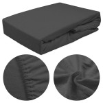 Prześcieradło frotte z gumką 160x200 w kolorze antracytowym, leżące na płasko. Widoczne detale to elastyczna gumka oraz faktura materiału, która jest przyjemna w dotyku. Zbliżenie ukazuje teksturę tkaniny, podkreślając jej miękkość.