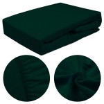 Prześcieradło frotte z gumką 140x200 w głębokim odcieniu zieleni butelkowej, leżące na jasnym tle. Zbliżenie na fakturę materiału oraz elastyczne brzegi, podkreślające gumkę. Produkt rozłożony, gotowy do założenia na materac.