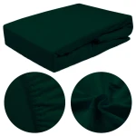 Prześcieradło frotte z gumką w kolorze zieleni butelkowej, leżące na białym tle. Widoczne z dokładnością detale, jak tekstura materiału oraz gumka, która zapewnia łatwe mocowanie. Rozmiar 180x200 cm, idealne do łóżek podwójnych.