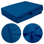 Prześcieradło frotte z gumką 140x200 w kolorze chabrowym, leżące na płaskiej powierzchni. W zbliżeniu ukazano fakturę materiału oraz elastyczną gumkę na brzegach, co zapewnia dobre dopasowanie do materaca. Tło białe, minimalne.