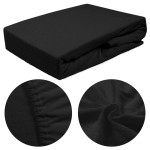 Prześcieradło frotte z gumką 160x200 w kolorze czarnym, leżące na płasko. W zbliżeniu widoczne detale tkaniny oraz gumki, która zapewnia dopasowanie. Dobrze widoczna tekstura materiału, nieprzezroczysta, miękka w dotyku.