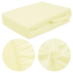 Prześcieradło frotte z gumką w kolorze kremowym, w rozmiarze 140x200 cm, leży na białym tle. Ujęcie frontalne ukazuje fakturę materiału oraz elastyczną gumkę na brzegach. Detale na zbliżeniach pokazują strukturalną miękkość i wygodę użytkowania.