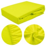 Prześcieradło frotte z gumką w kolorze limonkowym, w rozmiarze 160x200 cm, leżące na równej powierzchni. Zbliżenie na teksturę materiału oraz szczegóły gumki, która zapewnia stabilne mocowanie. Tło jednolite, co podkreśla intensywność koloru.