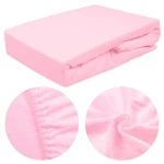 Prześcieradło frotte z gumką 90x200 w jasnym różu, rozłożone na jednostajnym tle. W widoku z boku eksponuje elastyczne brzegi. Detal pokazuje fakturę materiału z miękkim wykończeniem i gumkę. Produkt idealny do łóżek o wymiarach 90x200.