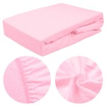 Prześcieradło frotte z gumką 140x200 w jasnym różowym kolorze, leżące na płasko. Widoczne detale dzianiny oraz gumka wokół krawędzi. W zbliżeniu pokazana tekstura materiału, który jest miękki i elastyczny. Na białym tle, bez dodatkowych akcesoriów.