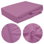 Prześcieradło frotte z gumką o wymiarach 140x200 w kolorze jasnym fiolecie, leżące w pozycji poziomej. W zbliżeniu widoczna tekstura materiału oraz gumka na brzegach, zapewniająca stabilne utrzymanie na materacu.