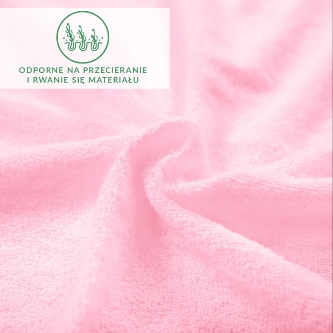 Prześcieradło frotte z gumką w kolorze jasnego różu, ukazane w zbliżeniu, z wyraźnie widoczną teksturą materiału. Tło proste, bez wzorów. Widoczna informacja o odporności na przetarcia i rwanie materiału. Produkt leżący na gładkiej powierzchni.