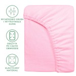 Prześcieradło frotte z gumką 60x120 w kolorze jasnego różu, leżące płasko, z widocznymi miękkimi włóknami. Gumka obszyta po całym obwodzie, elastyczny materiał. Widoczne logo i ikony dotyczące cech użytkowych. Tło jednolite.