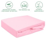 Prześcieradło frotte z gumką 70x140 w jasnym różowym kolorze, leżące w pozycji złożonej. Materiał oddychający, gładki w dotyku, nie mechaci się. Widoczne krawędzie, bez dodatków i logo, na białym tle.