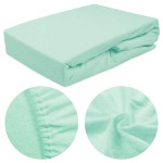 Prześcieradło frotte z gumką 140x200 w kolorze błękitnym, leżące na białym tle. Widoczne gładkie wykończenie, elastyczna gumka oraz teksturowana faktura materiału. Zbliżenie na detale gumki oraz fakturę. Brak dekoracji czy napisów.