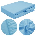 Prześcieradło frotte z gumką 120x200 w błękitnym kolorze, leżące na płaskiej powierzchni. W zbliżeniu widoczna miękka, teksturowana faktura materiału oraz gumka na krawędziach, zapewniająca dobre dopasowanie do materaca.
