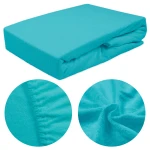 Prześcieradło frotte z gumką w kolorze turkusowym o wymiarach 200x220 cm. Złożone, z widoczną teksturą materiału. W zbliżeniu szczegóły gumki oraz faktura tkaniny. Produkt leży na płaskiej powierzchni.