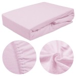 Prześcieradło frotte z gumką 40x90 cm w kolorze wrzosowym, złożone, na jednolitym tle. Zbliżenie na gumkę, oraz teksturę materiału, ukazujące miękkość i elastyczność. Idealne do wózka dziecięcego lub łóżeczka.