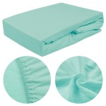 Prześcieradło frotte z gumką w kolorze jasnego turkusu, w pozycji leżącej, idealne na materac 140x200. Widoczna elastyczna gumka oraz strukturę materiału, zbliżenie na fakturę. Brak dodatkowych dekoracji i napisów.