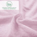 Prześcieradło frotte z gumką w kolorze wrzosowym, z bliska, ukazujące teksturę materiału. Widać miękką, przyjemną w dotyku powierzchnię. Na górze znajduje się czytelny napis informujący o odporności na przecieranie i rwanie.