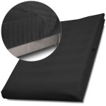 Prześcieradło bambusowe satyna bawełniana 160x240 w kolorze czarnym, prezentujące delikatne pionowe paski. Ułożone złożone na powierzchni, widoczny detal struktury tkaniny. Tło jasne, jednolite. Idealne do łóżka o standardowych wymiarach.