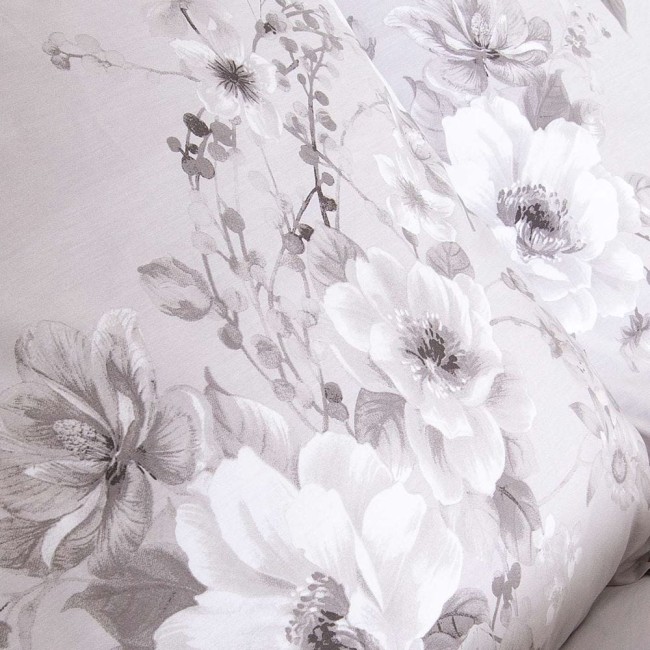 Pościel satyna bawełniana 160x200 Exclusive Paredes w odcieniach szarości, z delikatnym, florystycznym wzorem. Na zdjęciu widoczne są poduszki i kołdra w leżącej pozycji, zbliżenie na detale kwiatów. Tło jest jasne, co podkreśla wzór.