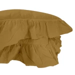 Pościel bawełniana z falbanką w kolorze ecru olive, rozmiar 220x200 cm, ułożona poziomo, z wyeksponowanym falbankowym wykończeniem. Materiał ma delikatną fakturę, widoczna jest lekka struktura tkaniny. Tło białe, podkreślające kolor i detale.