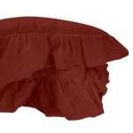 Pościel bawełniana z falbanką 160x200 w kolorze czerwonawym, z widoczną rąbką i miękką, teksturowaną tkaniną. Ułożona na płaskiej powierzchni, w zbliżeniu na szczegóły falbanki. Brak dodatkowych zdobień czy napisów.