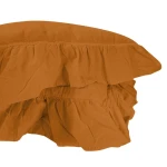 Pościel bawełniana z falbanką w kolorze brązowym, rozmiar 220x200 cm. Ujęcie z boku, zbliżenie na falbany oraz teksturę materiału. Produkt leży na płaskiej powierzchni, prezentując swój detaliczny splot i wykończenie brzegów.