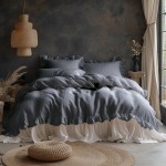 Komplet poszewek bawełnianych w kolorze szarym, z falbanką, o wymiarach 40x40 cm. Ułożone na łóżku z białym narzutą, w otoczeniu naturalnych elementów dekoracyjnych i lampy wiszącej. Tło w ciemnych odcieniach.