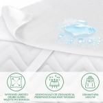 Ochraniacz na materac 70x140 Jason w kolorze białym, wykonany z oddychającego materiału, z wysokiej jakości grubymi gumkami wszytymi po bokach. Widoczne elementy to wodoodporny wzór oraz informacje o gramaturze 140 g/m², przedstawione na jasnym tle.