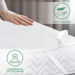 Ochraniacz na materac 70x140 Jason w kolorze białym, leżący na materacu. Widać delikatną teksturę materiału oraz widoczny napis „miły w dotyku” i ikony wskazujące na uniwersalne zastosowanie. Otoczenie neutralne, bez zbędnych elementów.