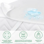 Ochraniacz na materac 120x200 w kolorze białym, leżący pod kątem z widocznymi gumkami po bokach. Tekstura gładka, z oznaczeniem wodoodporności.