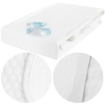 Ochraniacz na materac 60x120 pikowany w kolorze białym, z wodoodpornymi kroplami. Produkt złożony, z widoczną teksturą w formie heksagonów. Detal zbliżenia na krawędzie i pas mocujący. Tło jasne i neutralne.