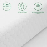 Ochraniacz na materac 60x120 cm, pikowany, w kolorze białym, wykonany z materiału o strukturze w kształcie sześciokątów. Widoczny zbliżenie na fakturę, leżący na prostym tle. Widoczne symbole jakości i gramatury.